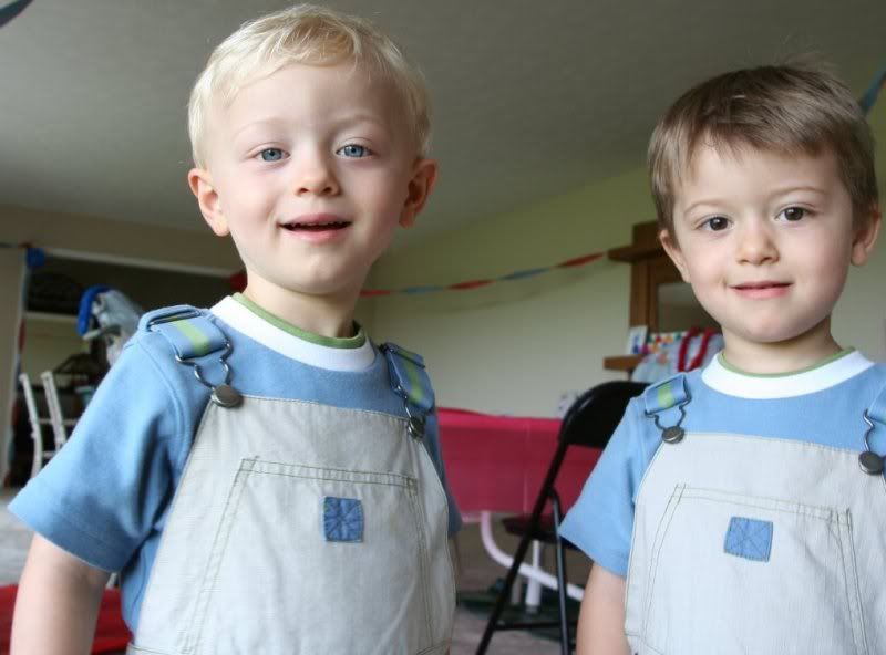 IMAGE: http://i112.photobucket.com/albums/n171/benjamingold/POTN/twins_together.jpg