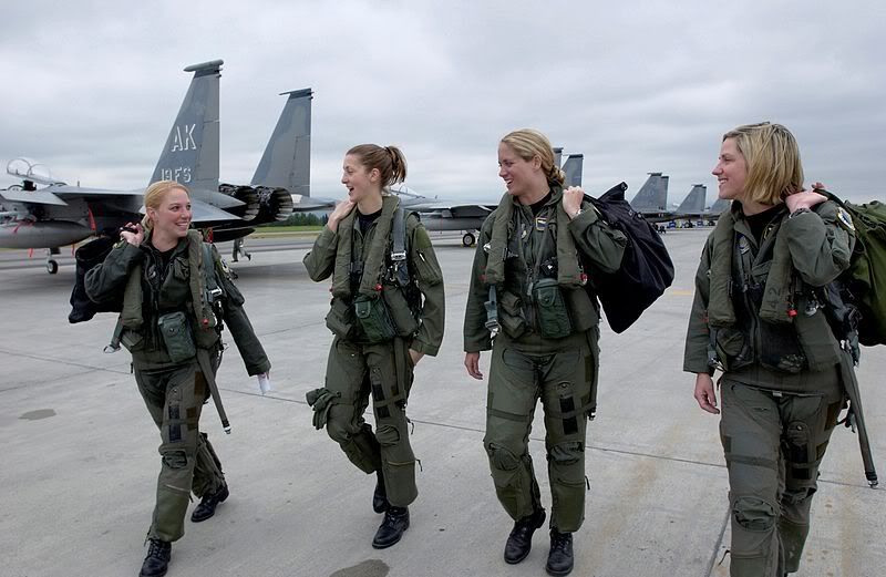800px-F-15_Eagle_female_pilots_3rd_Wing.jpg